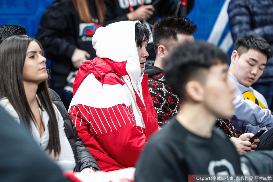 丁彦雨航亲临现场观看圣诞大战