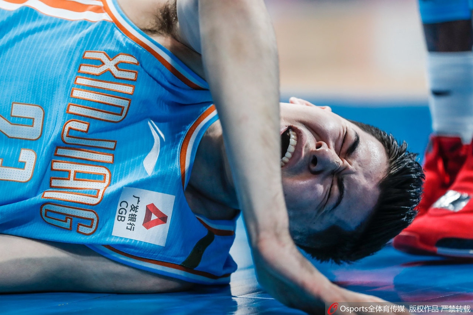 北京VS新疆:阿不都沙拉木受伤离场