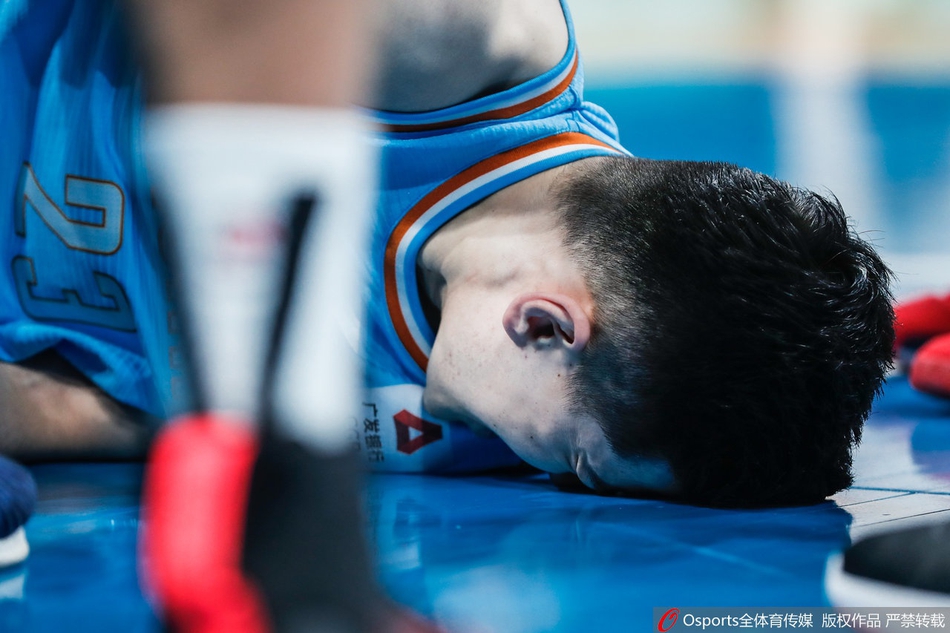 北京VS新疆:阿不都沙拉木受伤离场