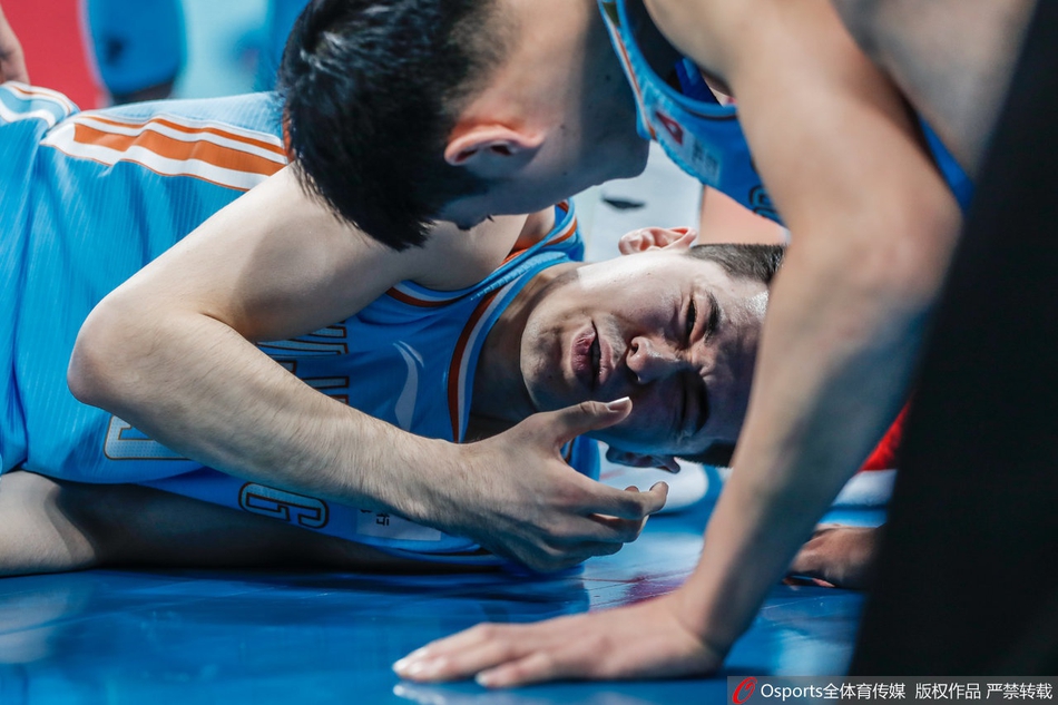 北京VS新疆:阿不都沙拉木受伤离场