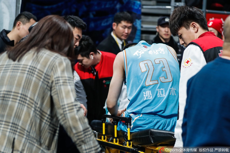 北京VS新疆:阿不都沙拉木受伤离场