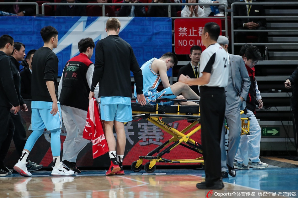 北京VS新疆:阿不都沙拉木受伤离场