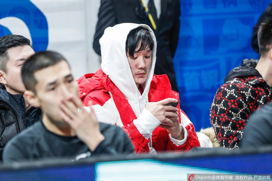 丁彦雨航亲临现场观看圣诞大战