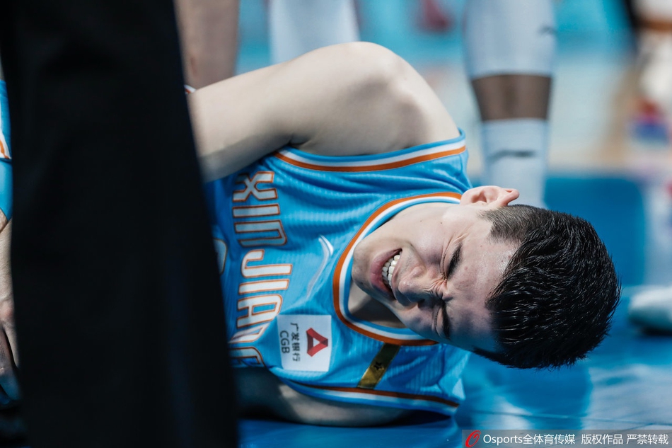 北京VS新疆:阿不都沙拉木受伤离场