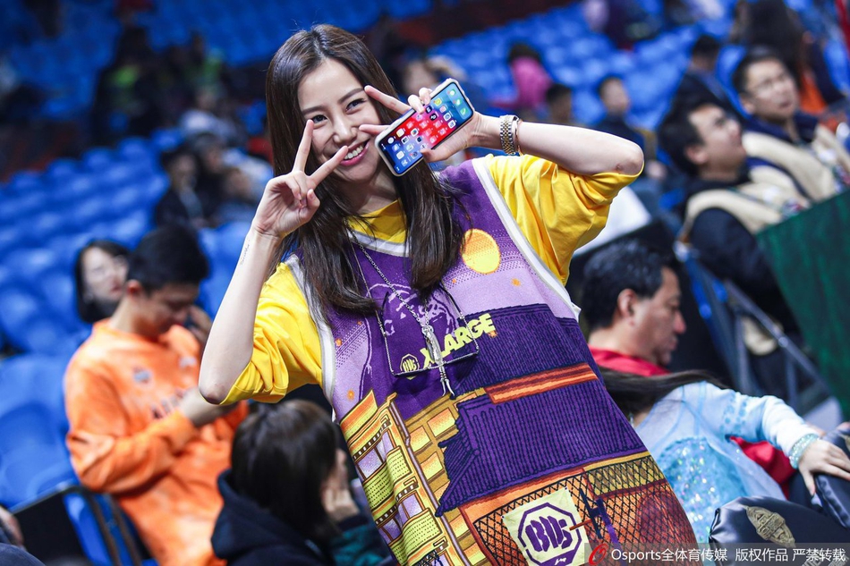 2020年CBA全明星赛:陈露现身场边观战