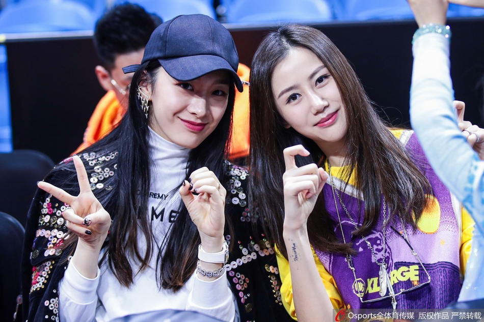 2020年CBA全明星赛:陈露现身场边观战