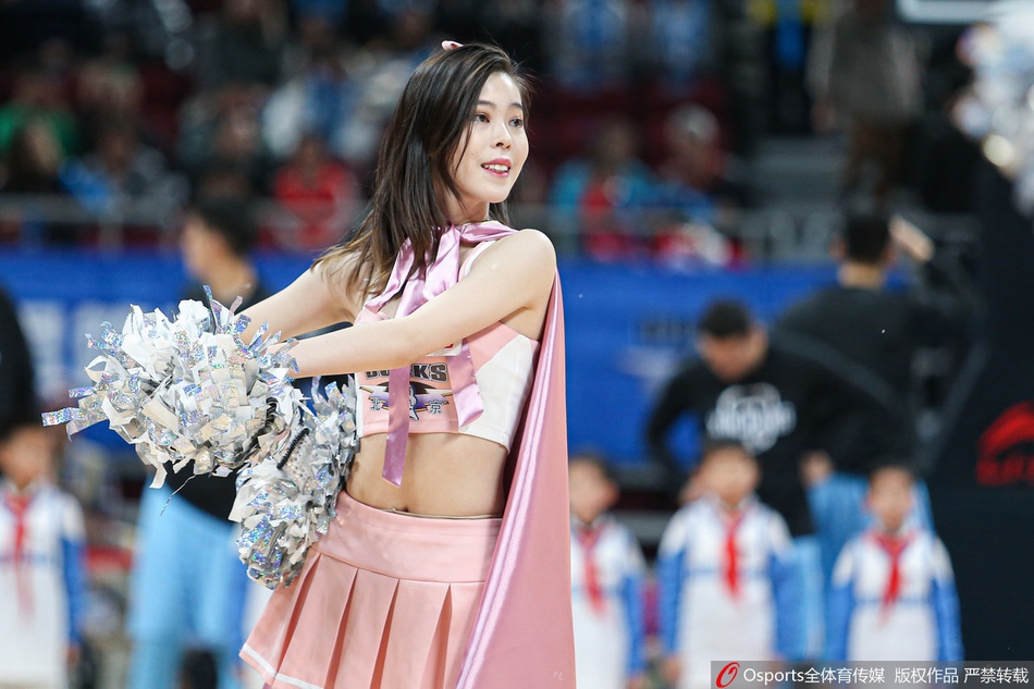 CBA第21轮:啦啦队圣诞主题舞蹈助力球队