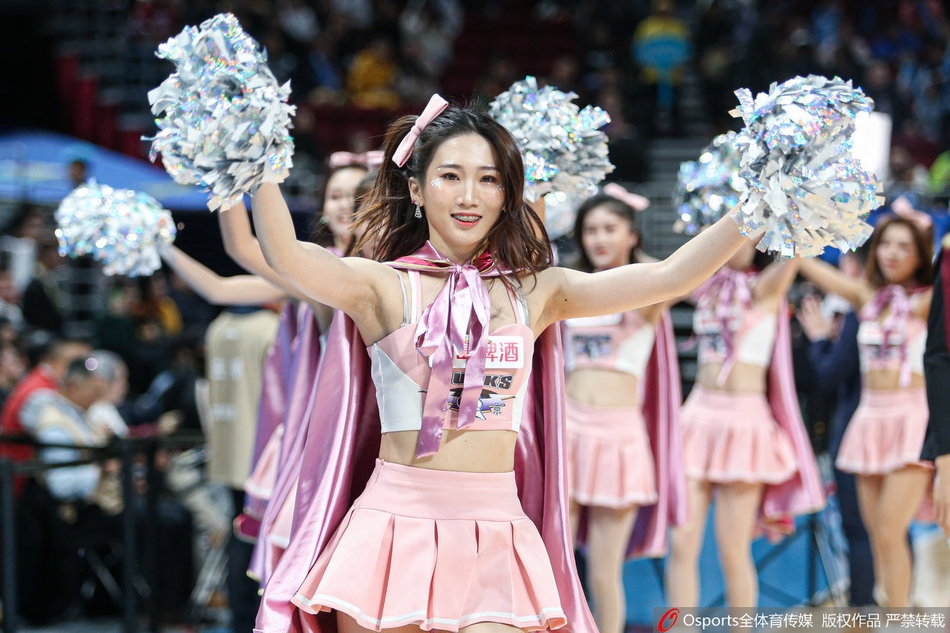 CBA第21轮:啦啦队圣诞主题舞蹈助力球队