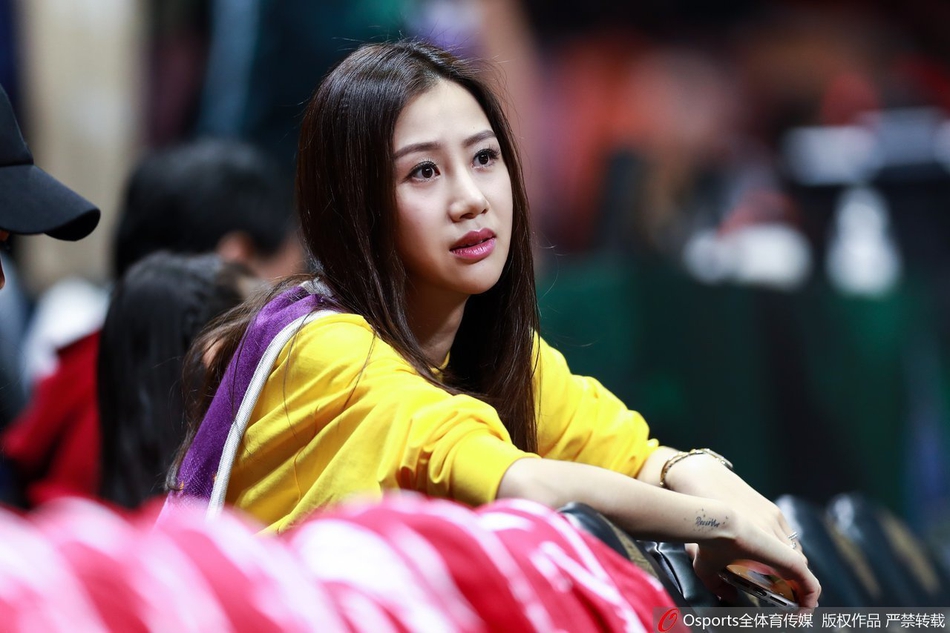 2020年CBA全明星赛:陈露现身场边观战