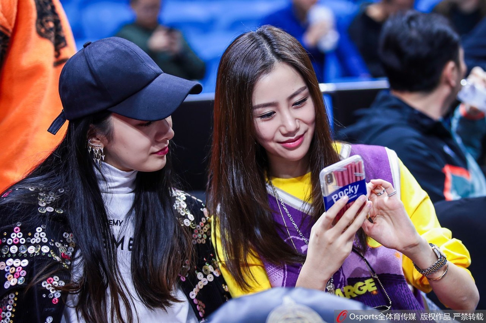 2020年CBA全明星赛:陈露现身场边观战