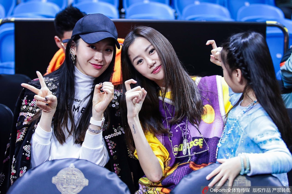 2020年CBA全明星赛:陈露现身场边观战