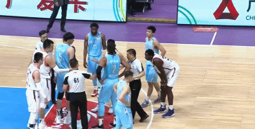 火爆冲突！韩德君主动握手遭无视