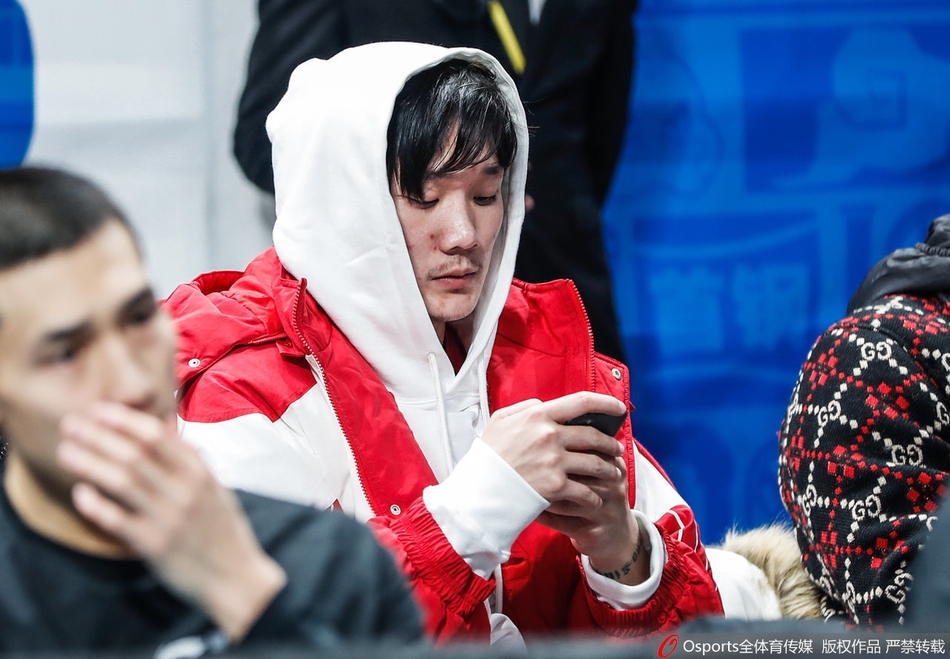 丁彦雨航亲临现场观看圣诞大战