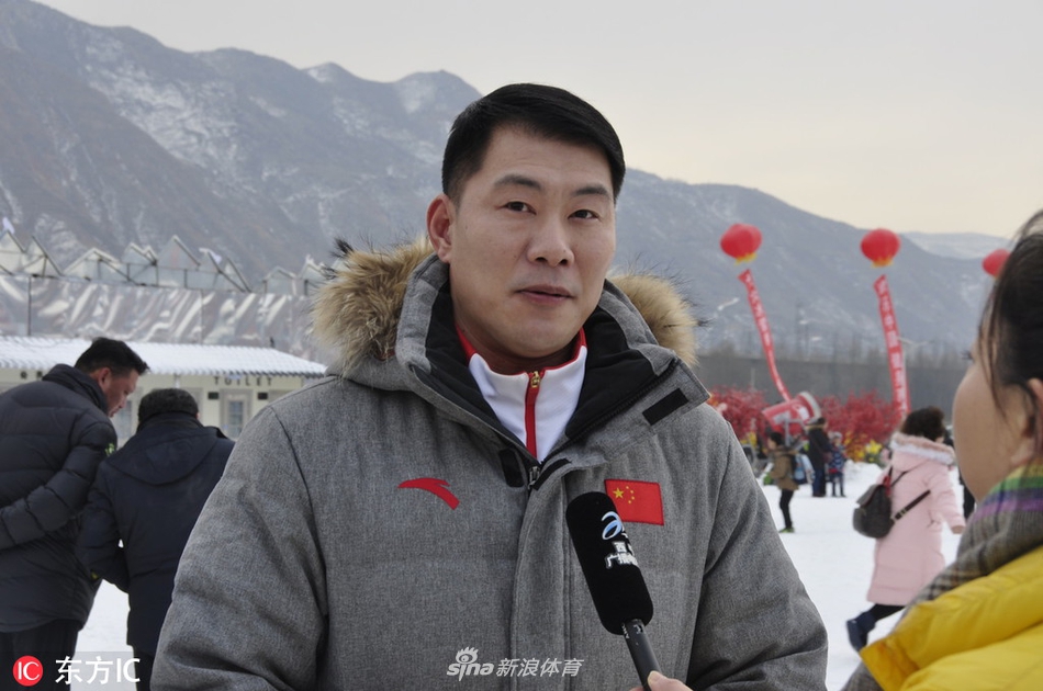 花滑名将张昊亮相小秀冰上舞姿