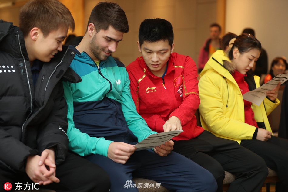 樊振东陈梦出席总决赛抽签