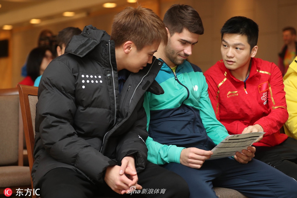 樊振东陈梦出席总决赛抽签