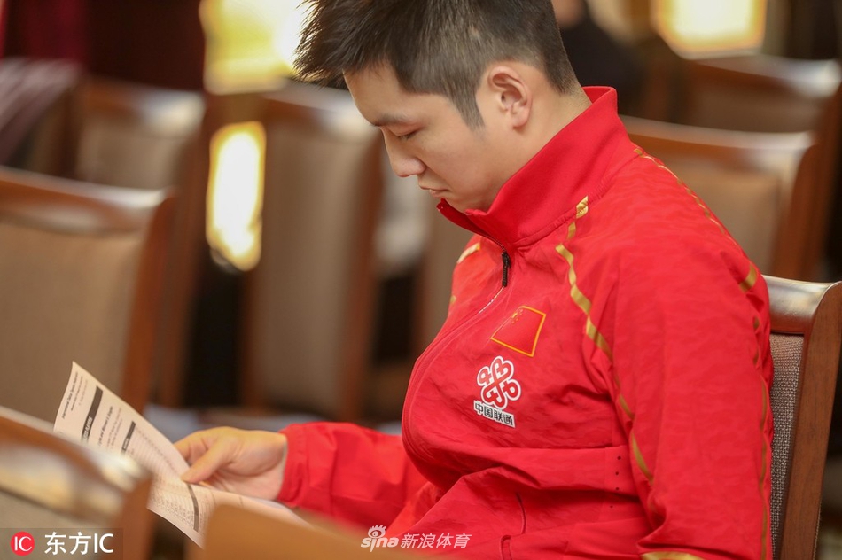 樊振东陈梦出席总决赛抽签