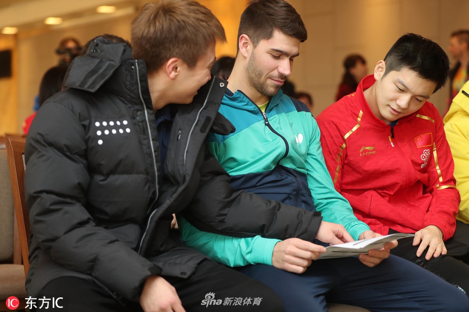 樊振东陈梦出席总决赛抽签