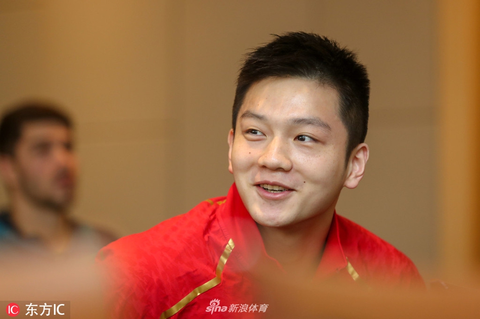 樊振东陈梦出席总决赛抽签