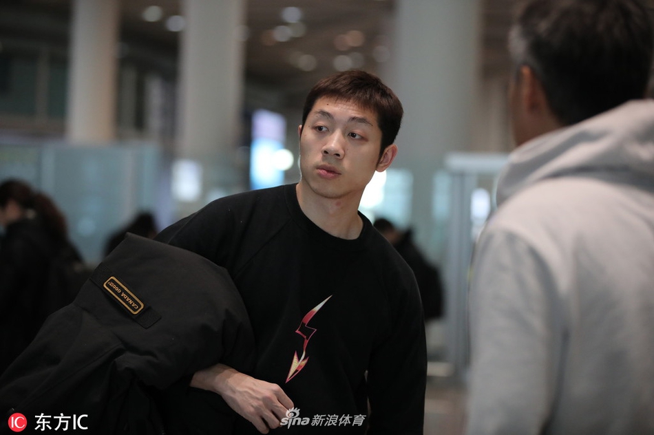 许昕抵达北京机场