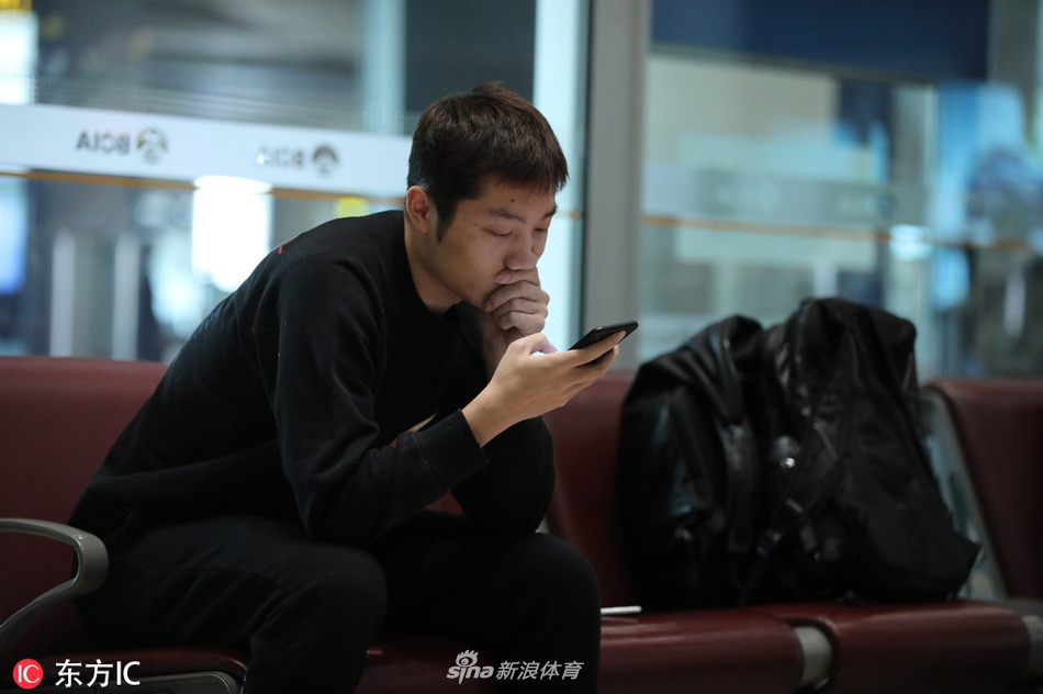 许昕抵达北京机场