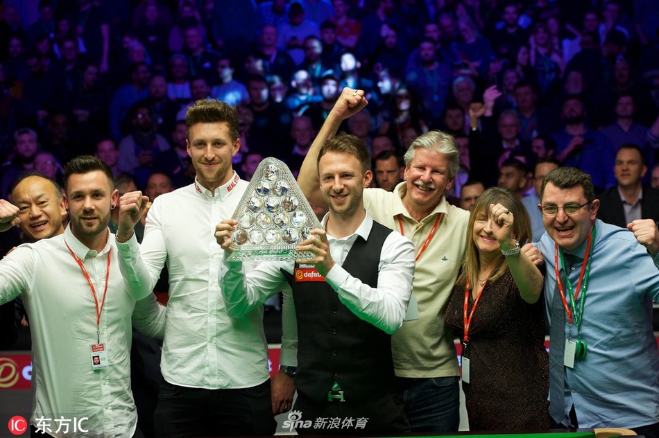 斯诺克大师赛特鲁姆普捧杯图集