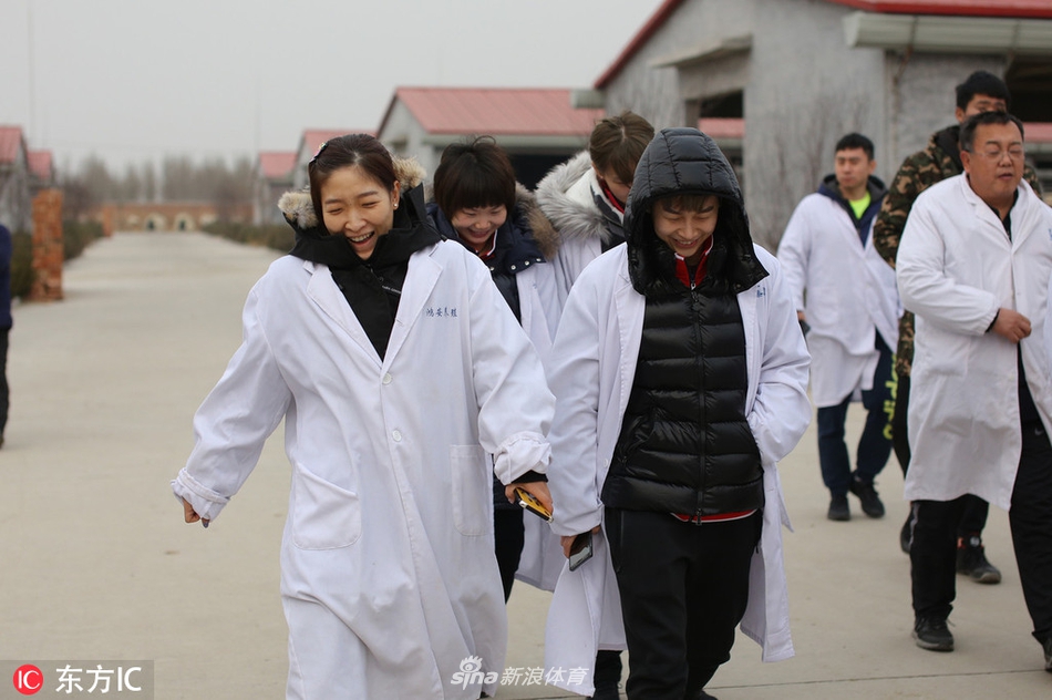 刘诗雯穿白大褂进养牛棚