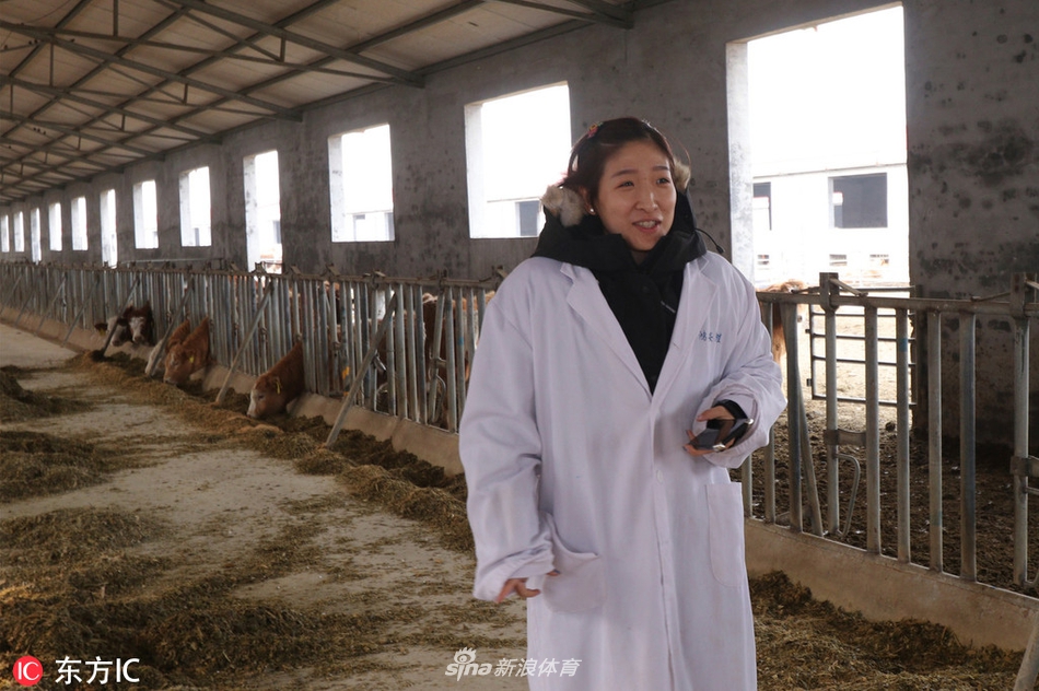 刘诗雯穿白大褂进养牛棚
