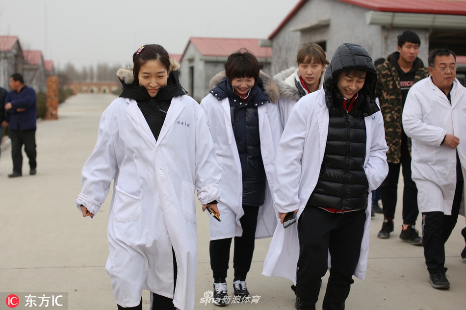 刘诗雯穿白大褂进养牛棚