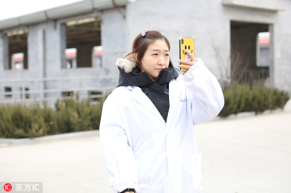 刘诗雯穿白大褂进养牛棚