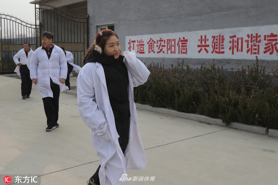 刘诗雯穿白大褂进养牛棚