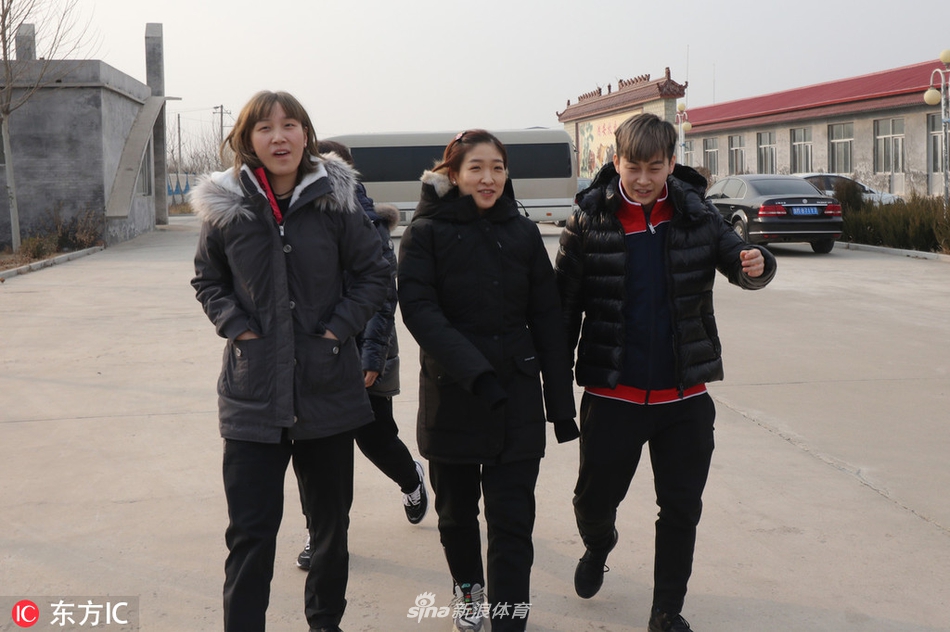 刘诗雯穿白大褂进养牛棚