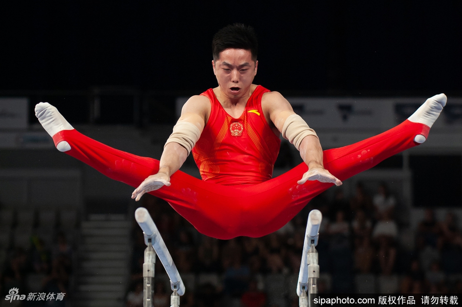 世界杯墨尔本站尤浩获双杠金牌