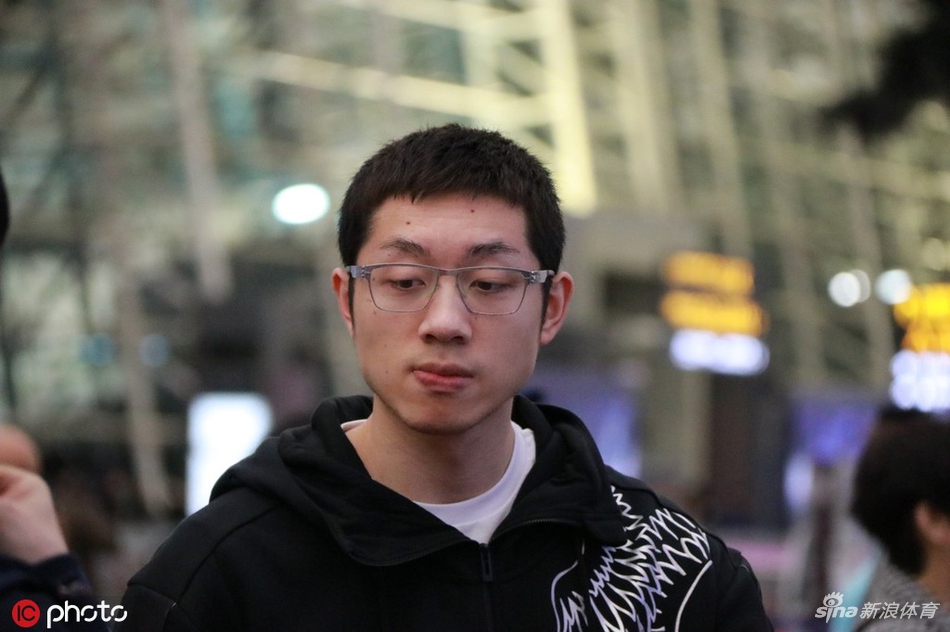 国乒队员出发前往卡塔尔