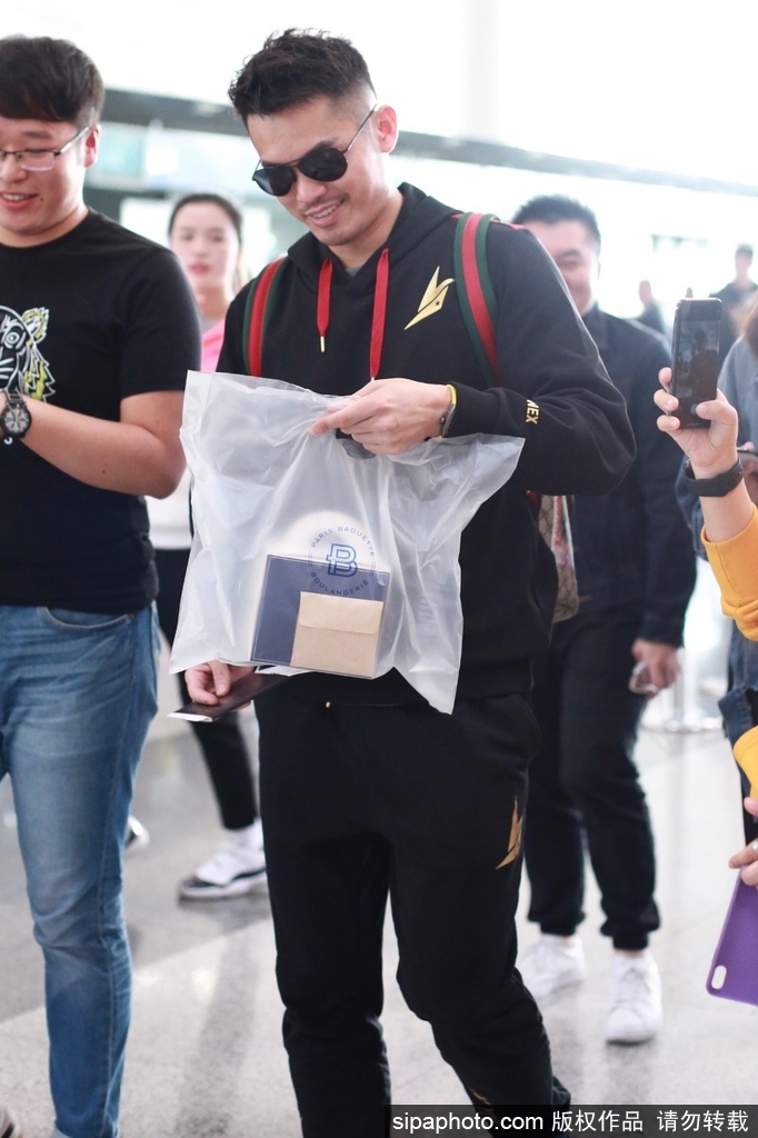 林丹现身机场前往欧洲参赛