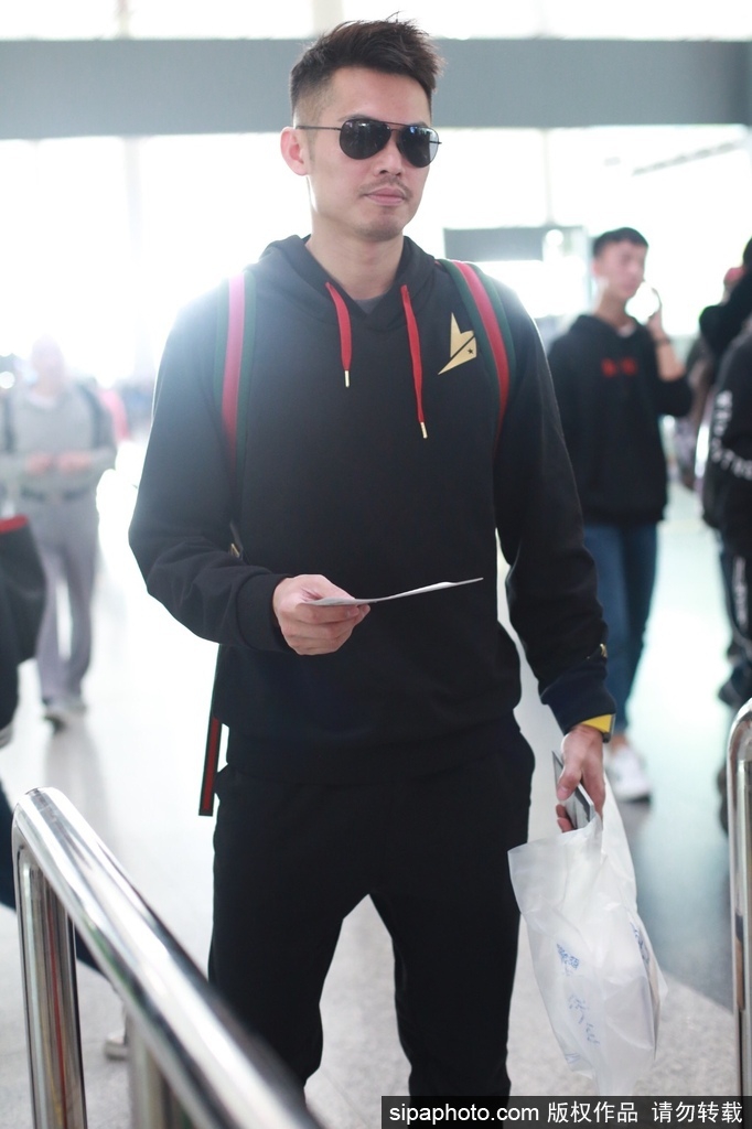 林丹现身机场前往欧洲参赛