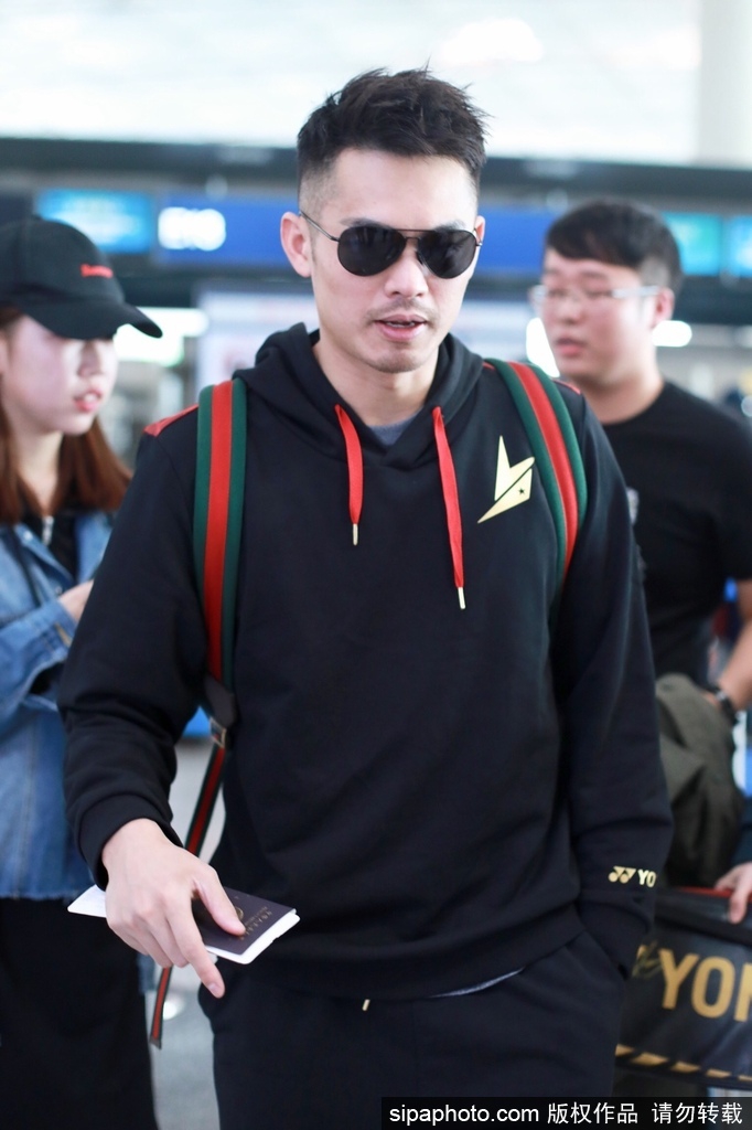 林丹现身机场前往欧洲参赛