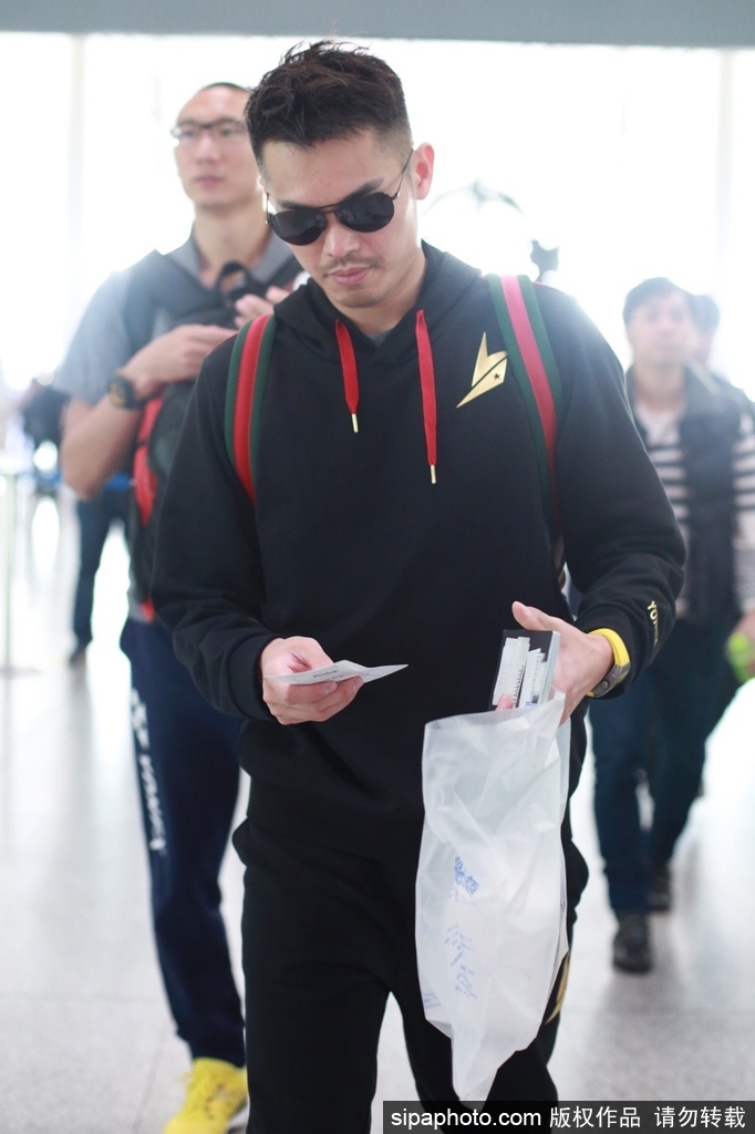 林丹现身机场前往欧洲参赛