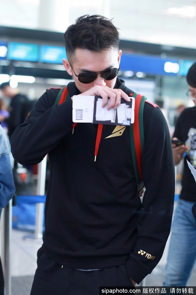 林丹现身机场前往欧洲参赛
