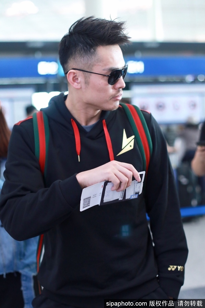 林丹现身机场前往欧洲参赛