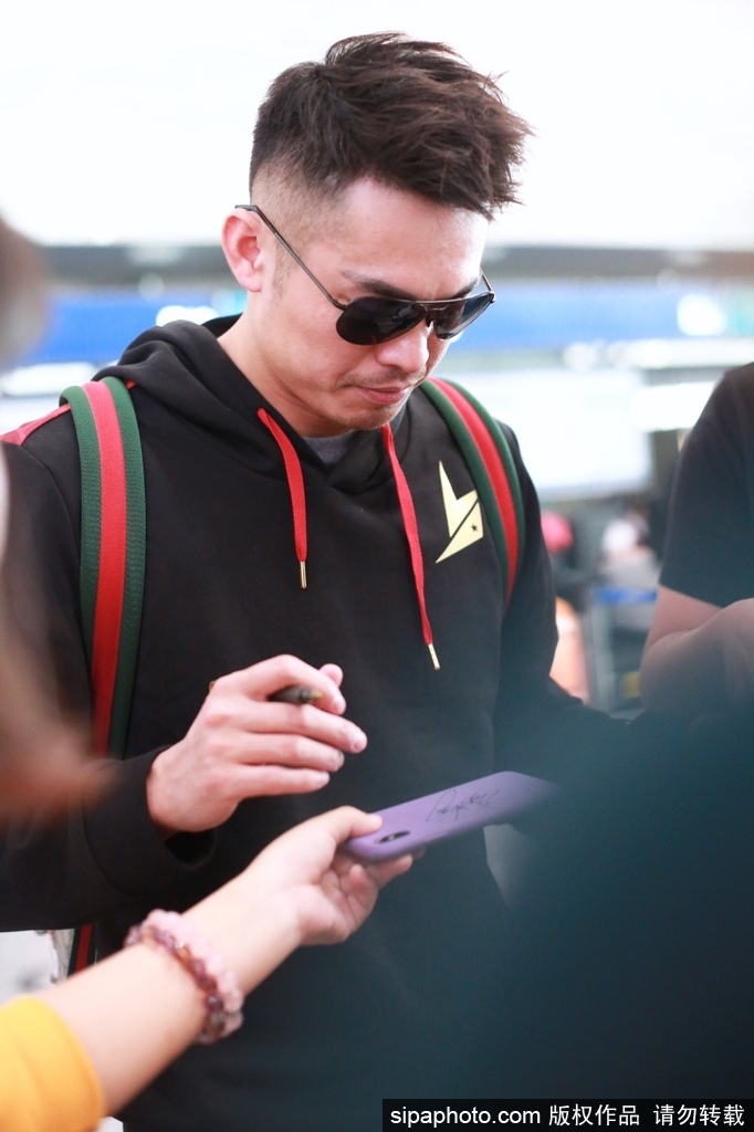 林丹现身机场前往欧洲参赛