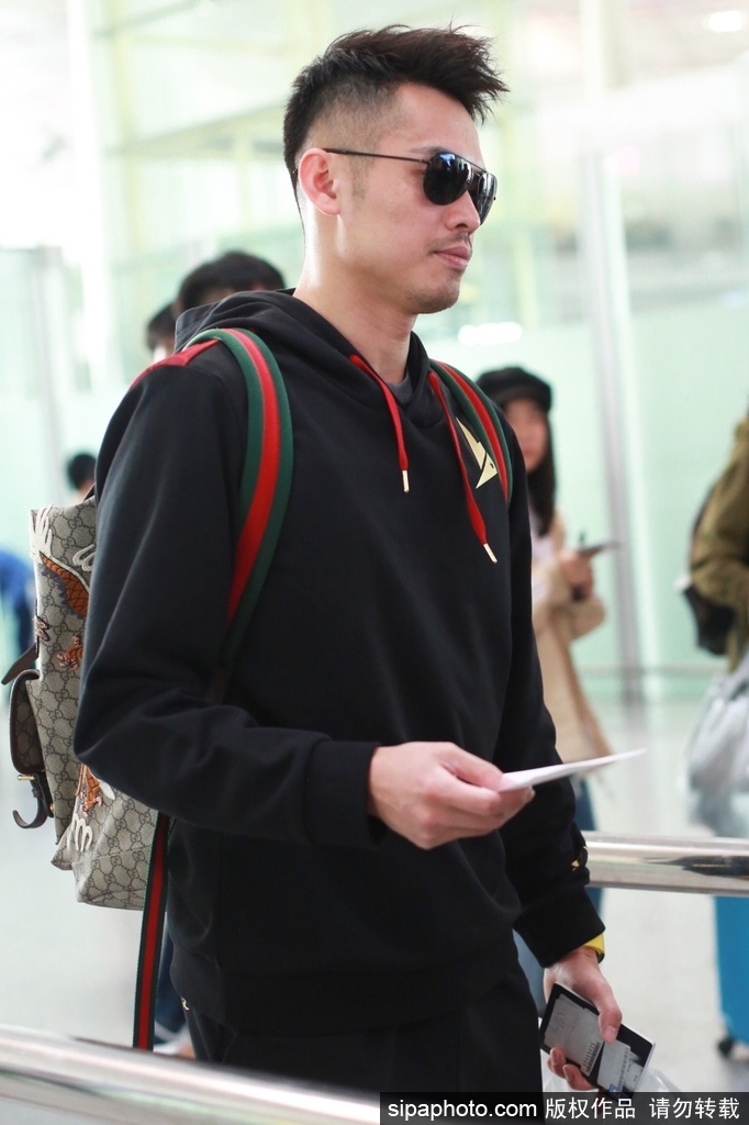 林丹现身机场前往欧洲参赛