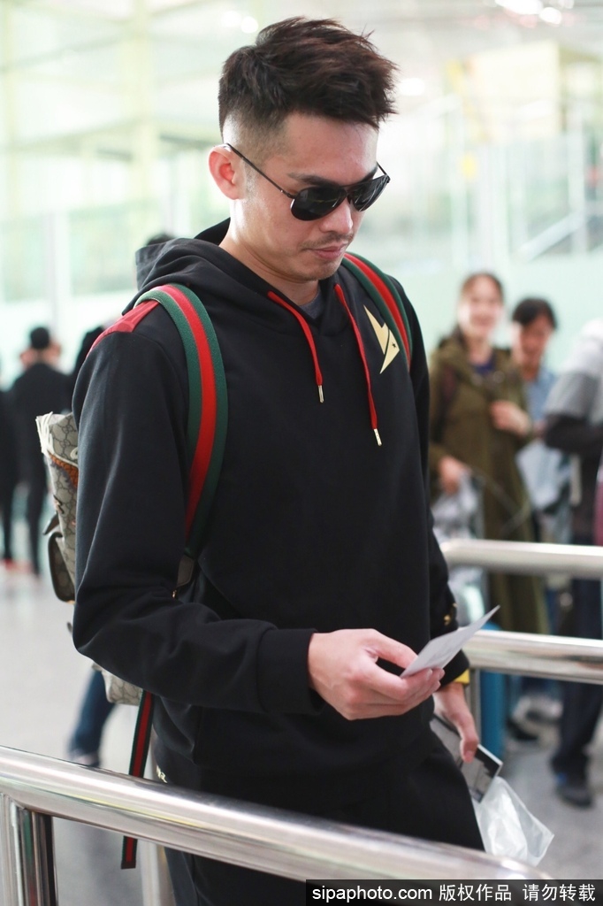 林丹现身机场前往欧洲参赛