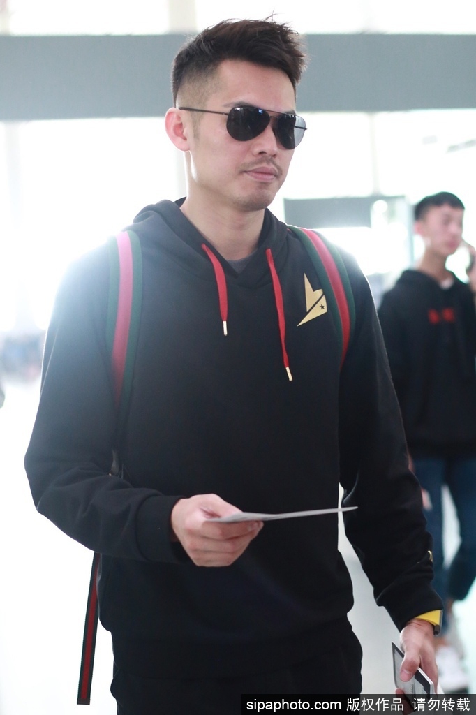 林丹现身机场前往欧洲参赛