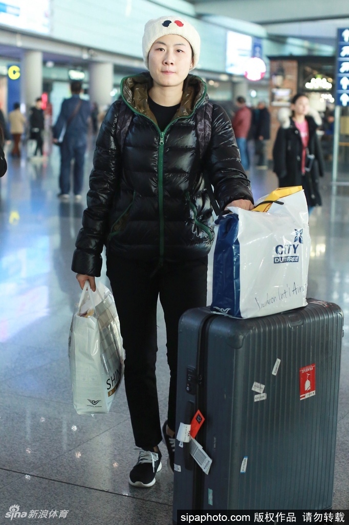丁宁戴可爱线帽现身机场