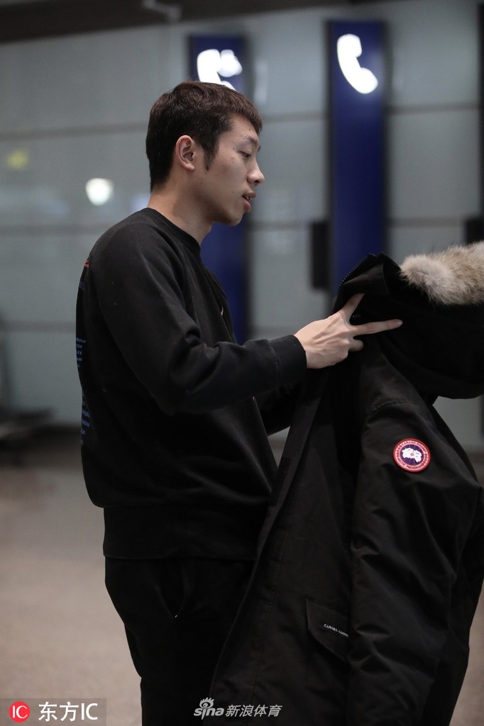 许昕抵达北京机场