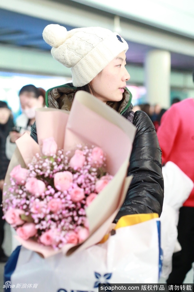 丁宁戴可爱线帽现身机场