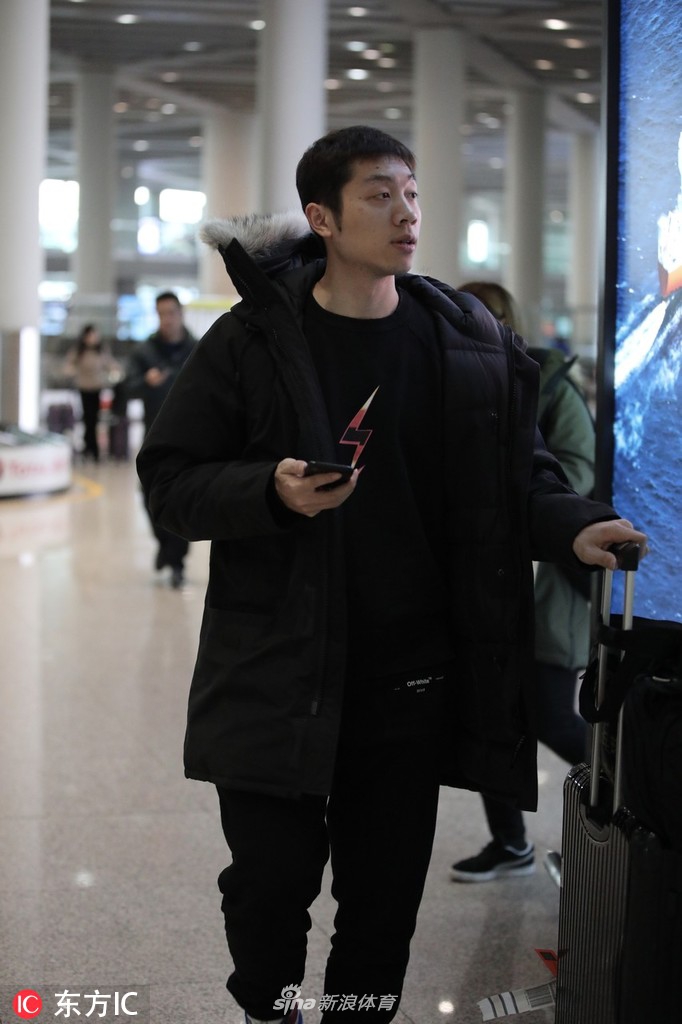 许昕抵达北京机场