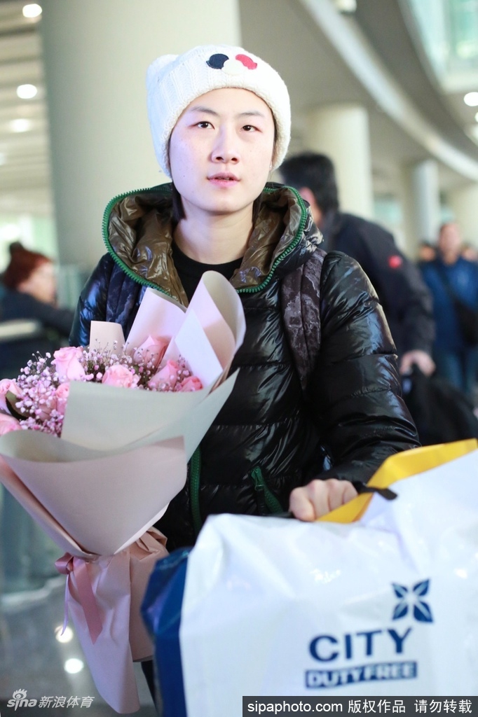 丁宁戴可爱线帽现身机场