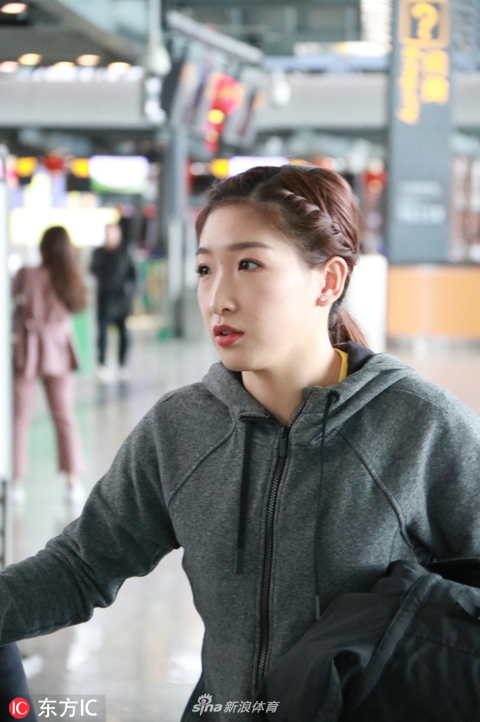 刘诗雯现身广州机场